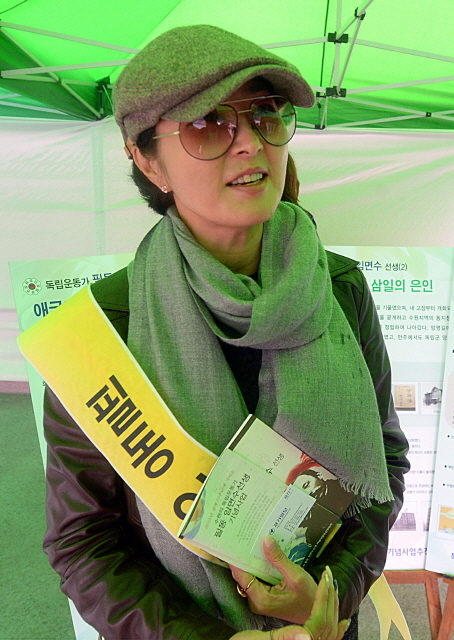 경기도와 수원시, 화성시, 경기일보가 공동주최한 제13회 경기마라톤대회가 열린 19일 수원종합운동장에서 수원의 독립운동가 필동 임면수선생 기념사업 부스를 방문한 가수 정수라. 추상철기자