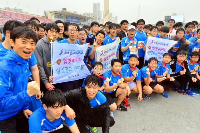 19일 수원종합운동장에서 열린 '제13회 경기마라톤 대회'에서 삼일공고(교장 소진억) 교직원과 학생들이 5km완주 후 메달을 들고 기념촬영을 하고 있다. 김시범기자