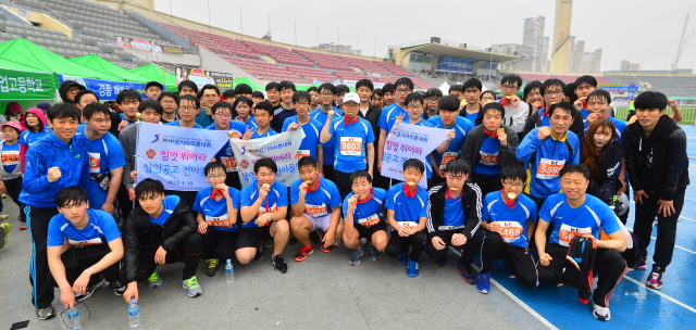 19일 수원종합운동장에서 열린 '제13회 경기마라톤 대회'에서 삼일공고(교장 소진억) 교직원과 학생들이 5km완주 후 메달을 들고 기념촬영을 하고 있다. 김시범기자