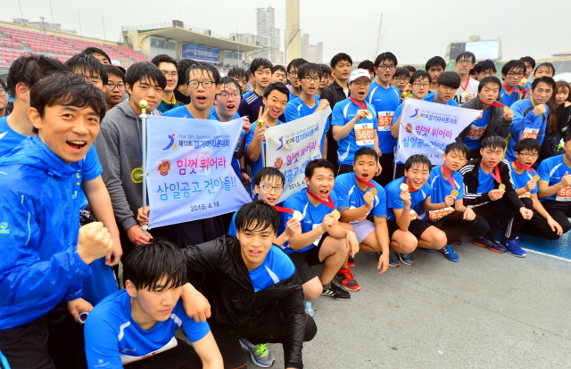 19일 수원종합운동장에서 열린 '제13회 경기마라톤 대회'에서 삼일공고(교장 소진억) 교직원과 학생들이 5km완주 후 메달을 들고 기념촬영을 하고 있다. 김시범기자