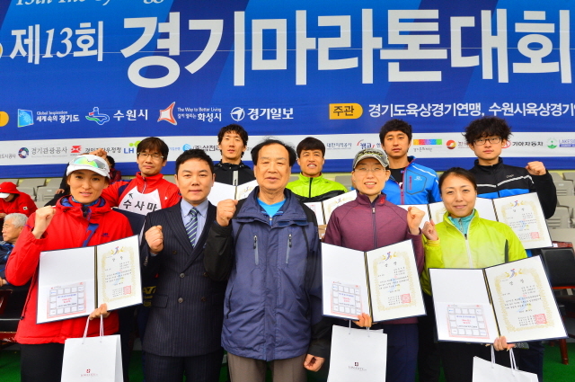19일 수원종합운동장에서 열린 '제13회 경기마라톤 대회' 10km 입상자들 시상식. 김시범기자