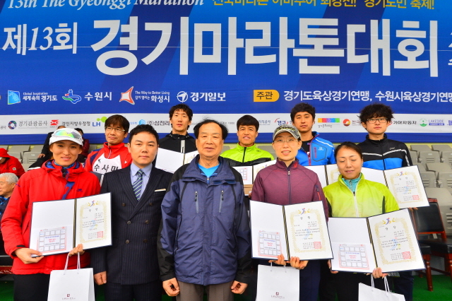 19일 수원종합운동장에서 열린 '제13회 경기마라톤 대회' 10km 입상자들 시상식. 김시범기자