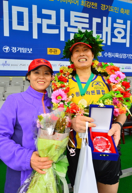 19일 수원종합운동장에서 열린 '제13회 경기마라톤 대회' 풀코스 100회 완주 시상식. 김시범기자