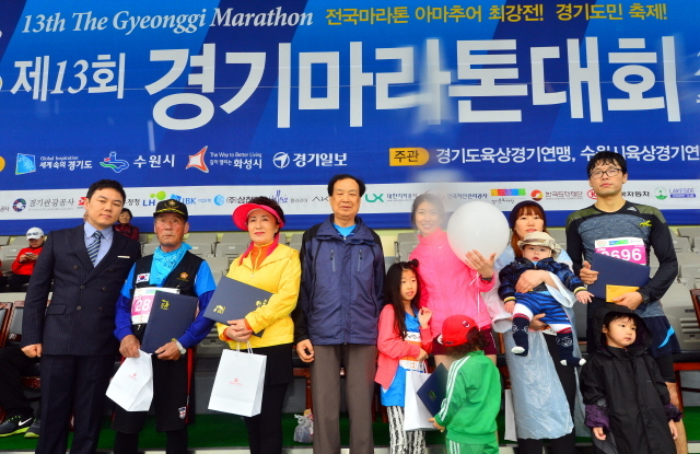19일 수원종합운동장에서 열린 '제13회 경기마라톤 대회'에서 본보 신선철 대표이사 회장이 남녀 최연소, 최고령자들에게 시상하고 있다. 김시범기자