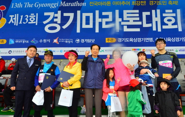 19일 수원종합운동장에서 열린 '제13회 경기마라톤 대회'에서 본보 신선철 대표이사 회장이 남녀 최연소, 최고령자들에게 시상하고 있다. 김시범기자