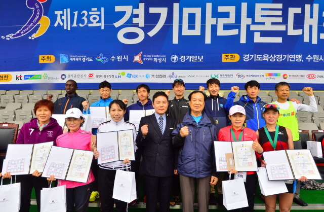19일 수원종합운동장에서 열린 '제13회 경기마라톤 대회'에서 본보 신선철 대표이사 회장이 남녀 풀코스 입상자들에게 시상하고 있다. 김시범기자