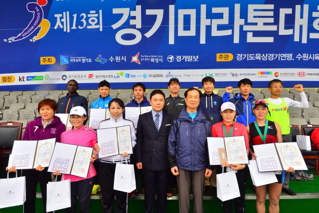 19일 수원종합운동장에서 열린 '제13회 경기마라톤 대회'에서 본보 신선철 대표이사 회장이 남녀 풀코스 입상자들에게 시상하고 있다. 김시범기자