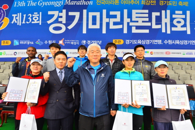 19일 수원종합운동장에서 열린 '제13회 경기마라톤 대회'에서 본보 이순국 사장이 남녀 하프코스 입상자들에게 시상하고 있다. 김시범기자