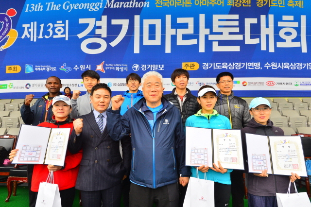 19일 수원종합운동장에서 열린 '제13회 경기마라톤 대회'에서 본보 이순국 사장이 남녀 하프코스 입상자들에게 시상하고 있다. 김시범기자