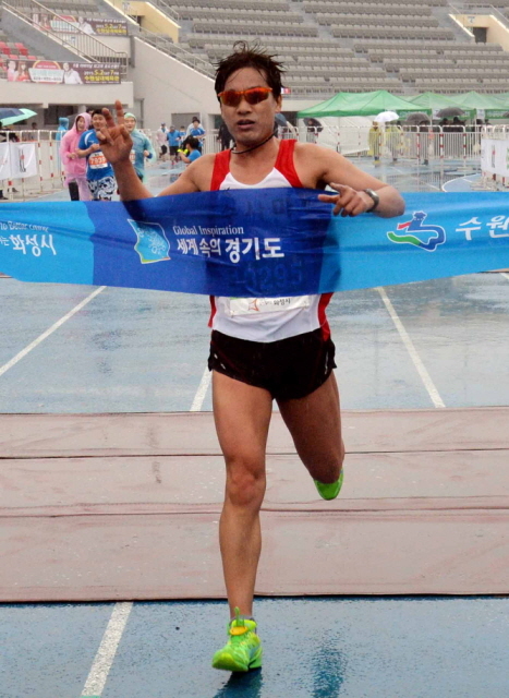 경기마라톤 10km 남자1위 . 전형민기자