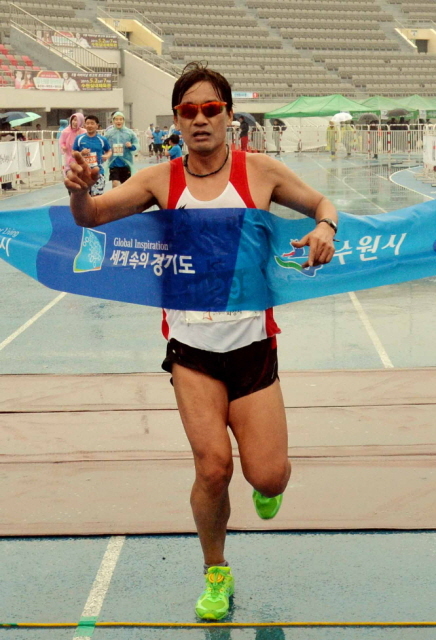 경기마라톤 10km 남자1위 . 전형민기자