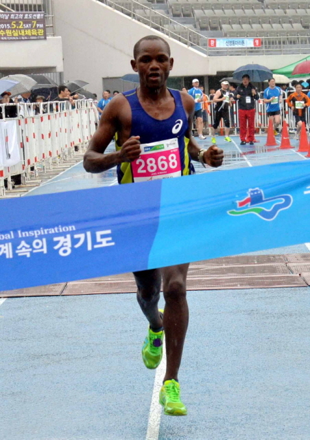 경기마라톤 하프코스 남자1위 . 전형민기자