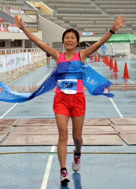 경기마라톤 풀코스 여자1위 . 전형민기자