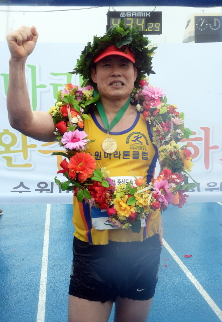 100회 마라톤 완주자. 추상철기자