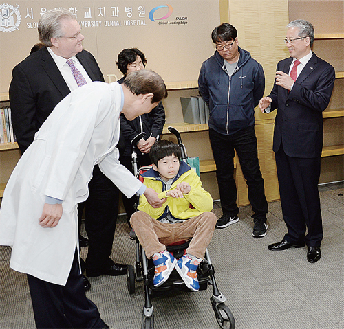 ▲ 이재홍 파주시장(맨 오른쪽)과 (재)로날드맥도날드하우스 관계자들이 최근 서울대치과병원을 방문해 치료중인 K군을 격려하고 있다.  파주시 제공