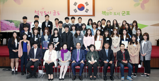 ▲ 군포시는 지난 18일 시청 대회의실에서 2015 군포사랑장학회 장학증서 수여식을 개최했다.