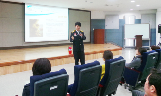 ▲ 광명소방서(서장 김권운)는 20일 광명중앙도서관 강당에서 도서관 자위소방대원에 대한 소방안전교육을 실시했다.
