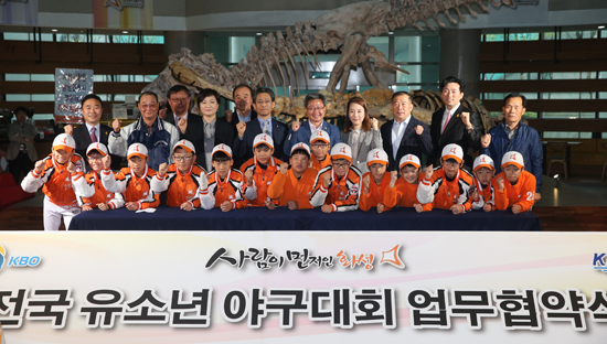 ▲ 화성시가 20일 오전 한국야구위원회(KBO), 대한야구협회(KBA)와 ‘전국 유소년 야구대회’, ‘전국여자 야구대회’, ‘전국 중학/리틀주니어 야구대회’ 개최 업무협약을 체결했다.