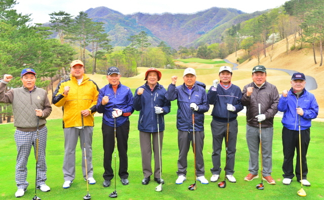 남양주시체육회와 경기일보 공동주최로 20일 남양주 해비치CC에서 열린 남양주시 체육 꿈나무 장학기금 조성을 위한 '제1회 남양주시장배 자선골프대회'에서 이석우 남양주시장, 신선철 본보 대표이사 회장, 박원준 대한전문건설협회 경기도회장, 전지용 경복대총장 등 참석자들이 기념촬영을 하고 있다. 김시범기자