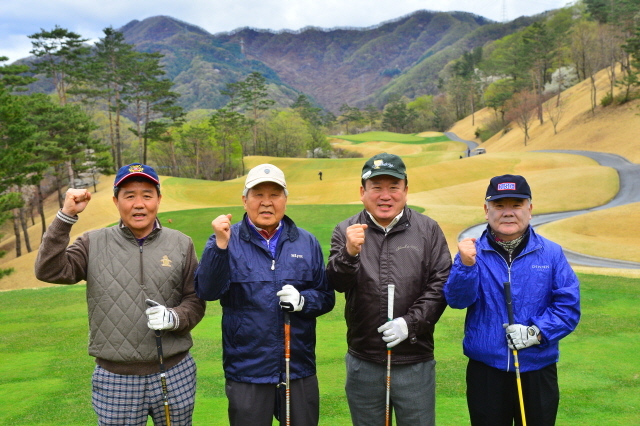 남양주시체육회와 경기일보 공동주최로 20일 남양주 해비치CC에서 열린 남양주시 체육 꿈나무 장학기금 조성을 위한 '제1회 남양주시장배 자선골프대회'에서 참가자들이 조별로 기념촬영을 하고 있다. 김시범기자