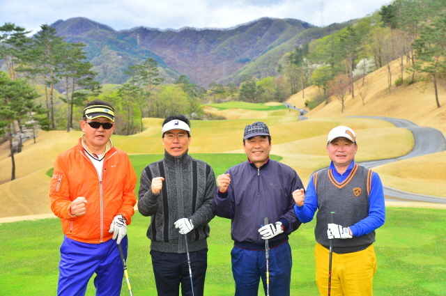 남양주시체육회와 경기일보 공동주최로 20일 남양주 해비치CC에서 열린 남양주시 체육 꿈나무 장학기금 조성을 위한 '제1회 남양주시장배 자선골프대회'에서 참가자들이 조별로 기념촬영을 하고 있다. 김시범기자