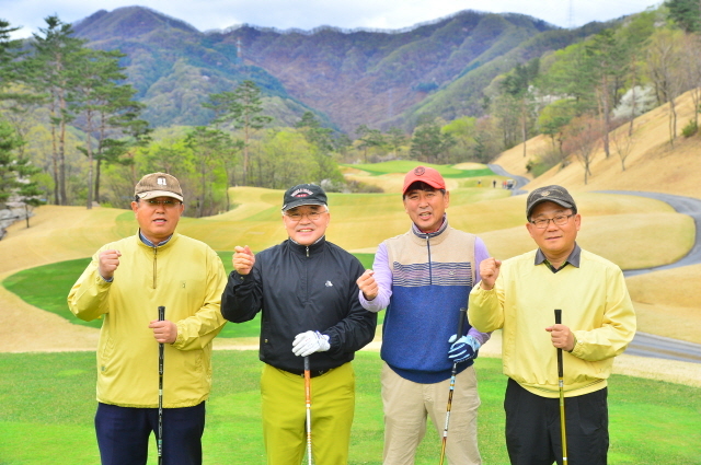 남양주시체육회와 경기일보 공동주최로 20일 남양주 해비치CC에서 열린 남양주시 체육 꿈나무 장학기금 조성을 위한 '제1회 남양주시장배 자선골프대회'에서 참가자들이 조별로 기념촬영을 하고 있다. 김시범기자