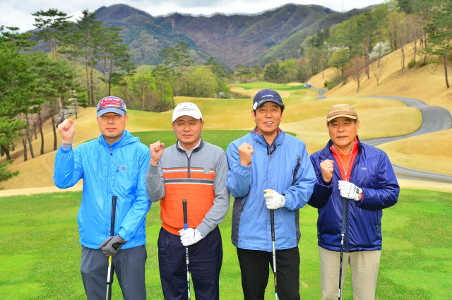남양주시체육회와 경기일보 공동주최로 20일 남양주 해비치CC에서 열린 남양주시 체육 꿈나무 장학기금 조성을 위한 '제1회 남양주시장배 자선골프대회'에서 참가자들이 조별로 기념촬영을 하고 있다. 김시범기자