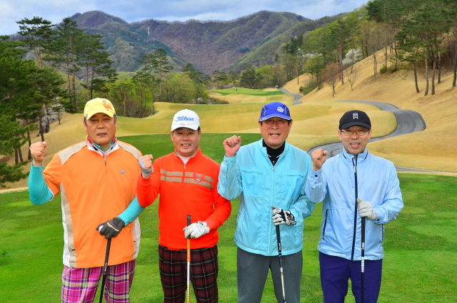 남양주시체육회와 경기일보 공동주최로 20일 남양주 해비치CC에서 열린 남양주시 체육 꿈나무 장학기금 조성을 위한 '제1회 남양주시장배 자선골프대회'에서 참가자들이 조별로 기념촬영을 하고 있다. 김시범기자