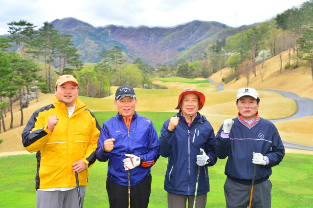 남양주시체육회와 경기일보 공동주최로 20일 남양주 해비치CC에서 열린 남양주시 체육 꿈나무 장학기금 조성을 위한 '제1회 남양주시장배 자선골프대회'에서 참가자들이 조별로 기념촬영을 하고 있다. 김시범기자