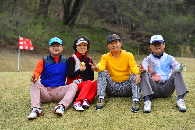 남양주시체육회와 경기일보 공동주최로 20일 남양주 해비치CC에서 열린 남양주시 체육 꿈나무 장학기금 조성을 위한 '제1회 남양주시장배 자선골프대회'에서 참가자들이 조별로 기념촬영을 하고 있다. 김시범기자
