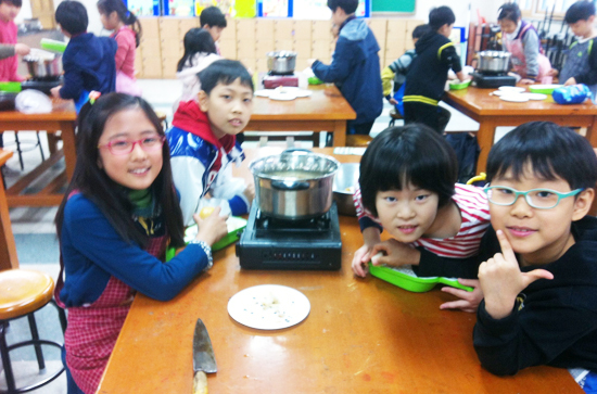 ▲ 양평군 농업기술센터가 주최하고 교육농장인 그린토피아가 주관한 가운데 경기도 농업기술원으로부터 지원받아 도내 도시지역 어린이들을 대상으로 오는 6월까지 찾아가는 농촌체험학습을 펼치고 있어 눈길을 끌고 있다.