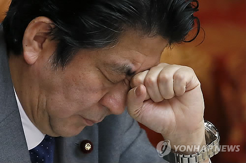▲ 미국 언론들, 아베 신조 일본 총리가 지난 1월28일 일본 참의원 회의에 출석해 상념에 잠겨있다, 연합뉴스