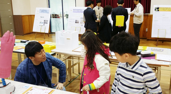 ▲ 군포의왕교육지원청은 지난 18일 신흥초등학교 철쭉관에서 초·중·고등학생 220여명이 참가한 가운데 ‘제37회 경기도학생과학발명품경진대회 및 제61회 경기도과학전람회 군포의왕 지역예선’을 개최했다