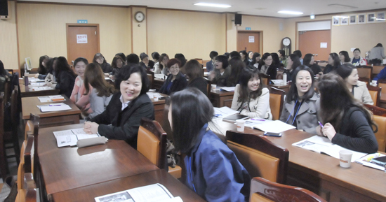 ▲ 김포교육지원청(교육장 박외순)은 김포지역 초ㆍ중ㆍ고ㆍ특수학교 학부모 80여명이 참여하는 2015 학부모 리더 양성 ‘리더 스피치 2급 자격증’ 과정’ 2회차 연수를 운영했다고 21일 밝혔다.