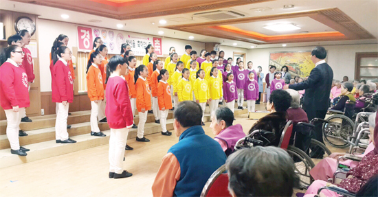 ▲ 생신축하 공연을 하고 있는 안양시립소년소녀합창단.