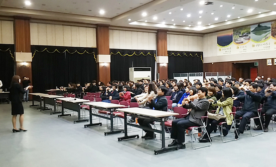 ▲ 군포시는 지난 20일 민원처리를 위해 시청과 동을 방문하는 시민들에게 보다 더 질 높은 민원행정서비스 제공을 위해 민원담당공무원 270여명에 대한 ‘친절 및 직무교육’을 실시했다.