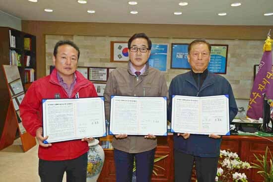 ▲ 양평군은 23일 회의실에서 경기도가 주관하는 경기동북부 경제특화발전사업과 관련, 산림헬스케어밸리의 성공적 추진을 위해 업무협약을 맺었다.