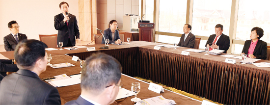 ▲ 23일 인천시 연수구 송도국제도시 송도파크호텔에서 열린 ‘지역신문과 이전 공공기관의 상생방안 모색을 위한 세미나’에서 유정복 인천시장이 전국지방신문협의회 회원사 사장단 앞에서 인사말을 하고 있다. 전신협 공동 취재단