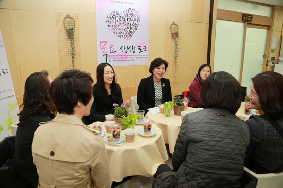 ▲ 과천시가 시장과 격의 없는 대화를 나누는 ‘목요 생생 토크’ 행사를 열어 눈길을 끌고 있다.