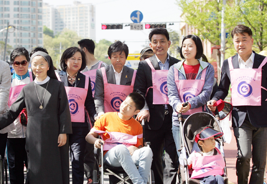 ▲ 광명시의원들이 지난 25일 철산초등학교에서 열린 ‘2015 장애인의 사회통합을 위한 걷기대회’에 참석해 장애인 활동보조도우미로 봉사활동을 했다.
