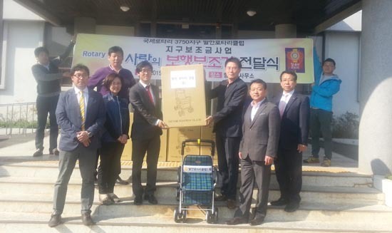 ▲ 화성시 향남읍 발안로타리클럽은 지난 24일 관내 거동이 불편한 어르신들을 위해 향남읍에 실버카 20대를 기증했다.