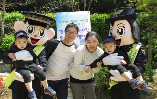 ▲ 부천오정경찰서가 5월 가정의 달을 앞두고 ‘가족사진 촬영’ 행사를 진행해 호응을 얻었다.