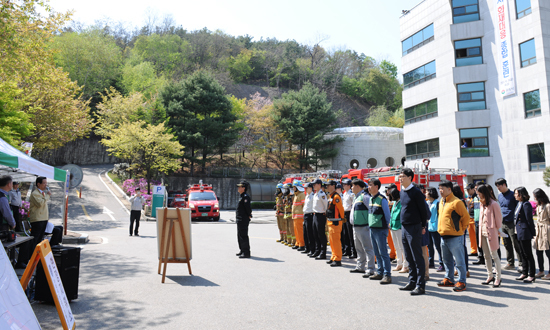 ▲ 구리시(시장 박영순)는 시민의 재산보호와 인명피해를 최소화 할 수 있도록 자연재난ㆍ사회적재난 등 유형별 행동매뉴얼에 따른 재난대응훈련을 시청 주차장에서 실시했다고 27일 밝혔다.
