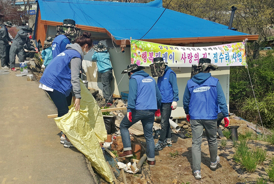 ▲ 삼성전자 기흥/화성단지총괄(이하 삼성전자)과 화성시 무한돌봄센터 서부네트워크팀(이하 서부팀)이 화성시 취약계층 주거환경 개선을 위한 ‘행복릴레이 사랑의 집’ 활동에 들어갔다.