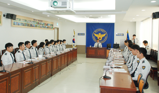 ▲ 화성서부경찰서(서장 이석권)는 27일 오전 서부경찰서 3층 회의실에서 신임순경 283기 강연웅 순경 등 23명과 소통중심의 간담회를 가졌다