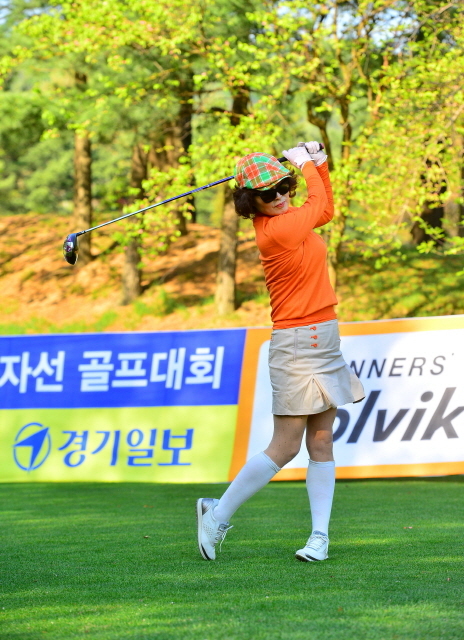 경기일보 주최로 27일 용인 골드CC에서 열린 '2015 경제인 자선골프대회'에서 참가자들이 멋진 티샷을 날리고 있다. 김시범기자