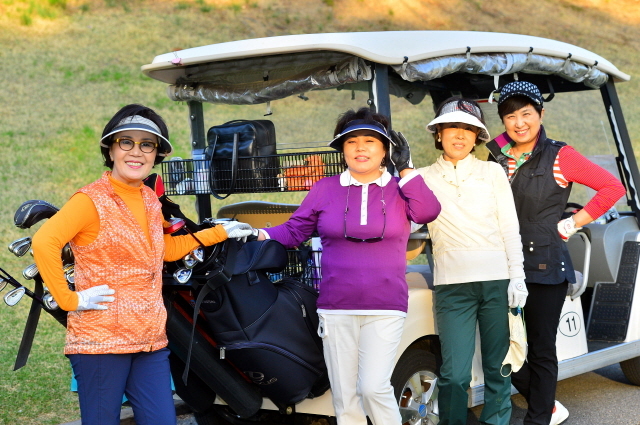 경기일보 주최로 27일 용인 골드CC에서 열린 '2015 경제인 자선골프대회'에서 여성경제인들이 기념촬영을 하고 있다. 김시범기자