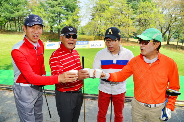 경기일보 주최로 27일 용인 골드CC에서 열린 '2015 경제인 자선골프대회'에서 참가자들이 주최측에서 제공한 음료로 건배를 하며 더위를 식히고 있다. 김시범기자