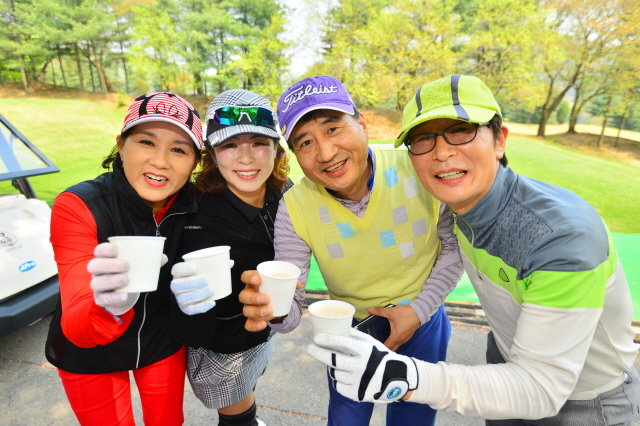 경기일보 주최로 27일 용인 골드CC에서 열린 '2015 경제인 자선골프대회'에서 참가자들이 주최측에서 제공한 음료로 건배를 하며 더위를 식히고 있다. 김시범기자