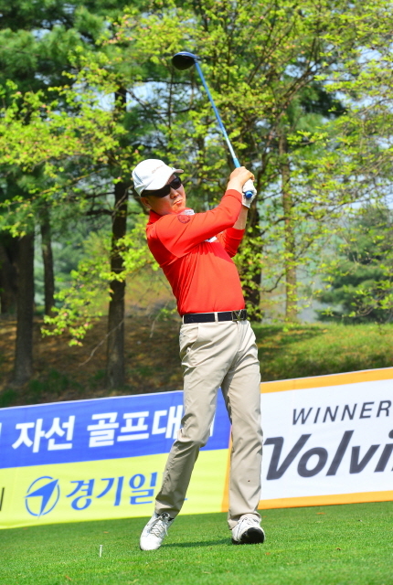 경기일보 주최로 27일 용인 골드CC에서 열린 '2015 경제인 자선골프대회'에서 참가자들이 멋진 티샷을 날리고 있다. 김시범기자